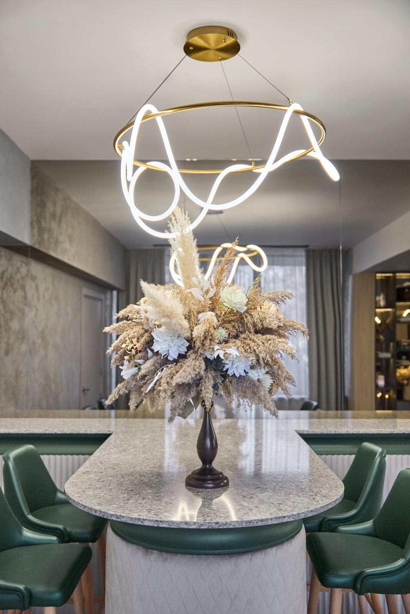 Avo Hotel Ръмнику Сарат Екстериор снимка